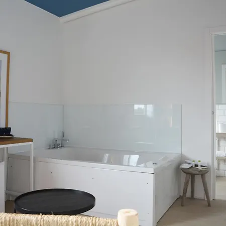 & Co. Saler Boutique